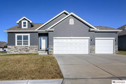 5122 Lawnwood Dr, Papillion, NE 68133