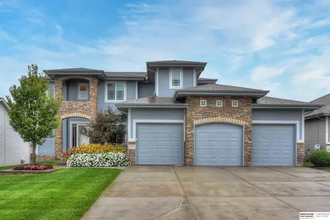 19257 Greenleaf St, Gretna, NE 68028