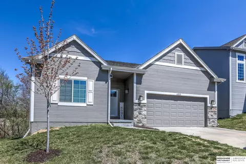 8212 King St, Omaha, NE 68122