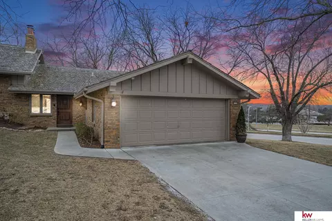 10226 Fieldcrest Dr, Omaha, NE 68114