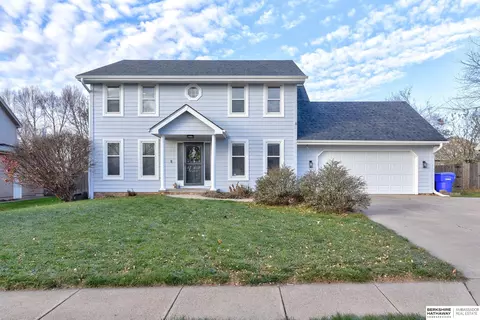 502 Oakwood Dr, Papillion, NE 68133