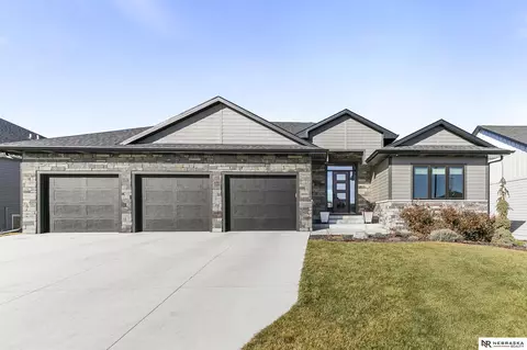 8900 Ranch Gate Rd, Lincoln, NE 68510