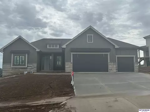 10011 Laramie St, Papillion, NE 68046