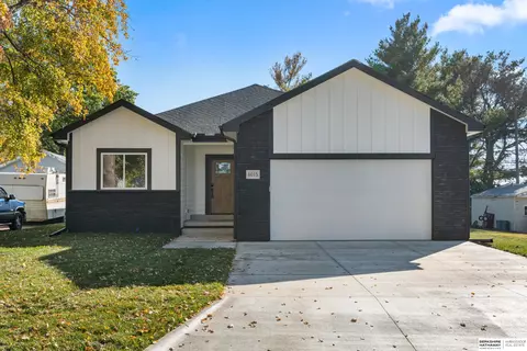 6015 P St, Omaha, NE 68117