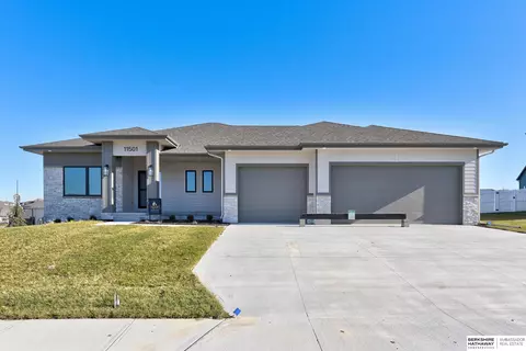 11501 S 117th Ave, Papillion, NE 68046