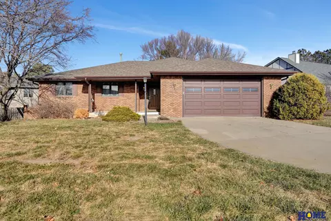 8316 Horseshoe Dr, Lincoln, NE 68516