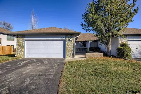 1827 N 95th Plz, Omaha, NE 68114