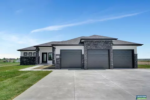 2720 SW 49th St, Lincoln, NE 68522