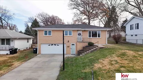 2727 S 49 St, Omaha, NE 68106