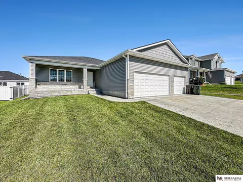 1215 Oakview Dr, Hickman, NE 68372