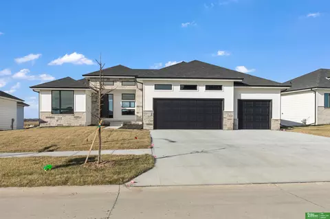 5432 Kestrel Pkwy, Elkhorn, NE 68022