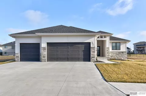 5831 N 169 St, Omaha, NE 68116