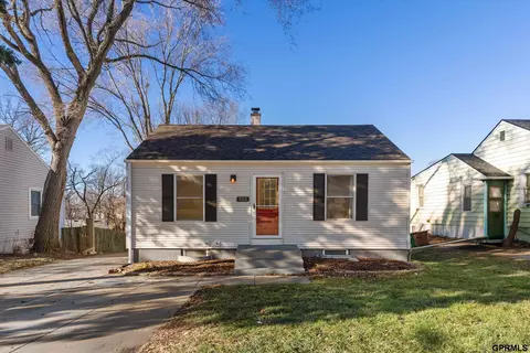 922 Mclaughlin Cir, Bellevue, NE 68005