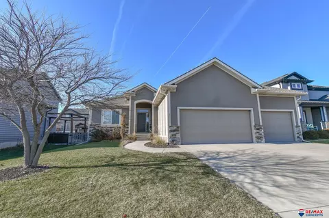 8321 Emery Ln, Lincoln, NE 68516