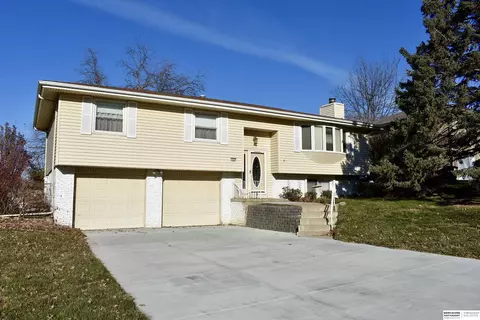 12242 William Cir, Omaha, NE 68144