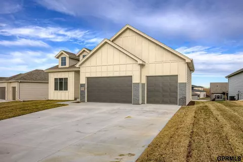 18120 Camelback Ave, Omaha, NE 68136