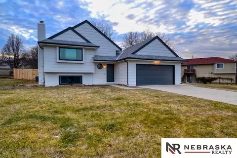 2104 Corn Dr, Papillion, NE 68046