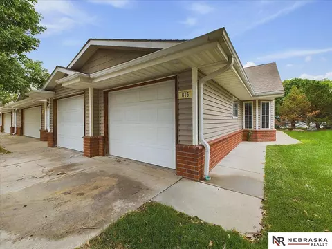 816 Surfside Cir, Lincoln, NE 68528