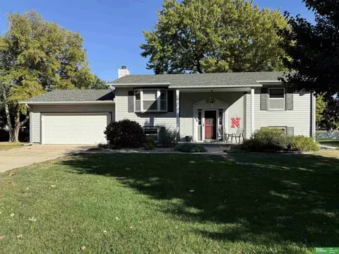 6 Belmont Dr, York, NE 68467