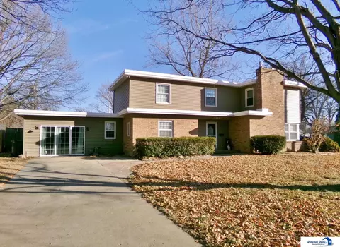 1302 Paddock Ln, Beatrice, NE 68310