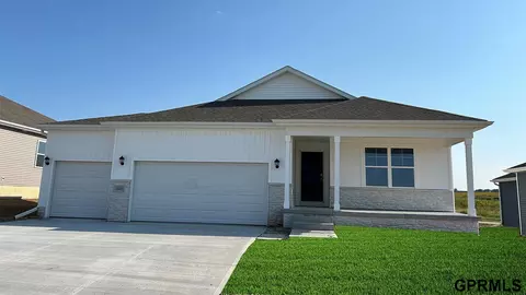 18405 Rose Lane Rd, Omaha, NE 68136