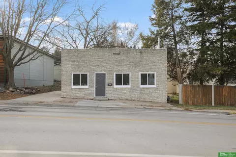 4921 Q St, Omaha, NE 68117