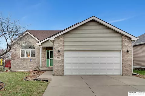 7323 S 29th St, Lincoln, NE 68516