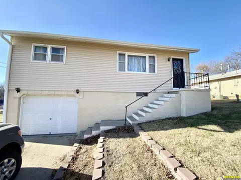 811 N 9th St, Nebraska City, NE 68410