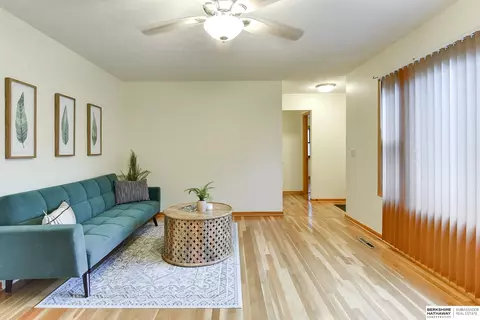 4025 Saratoga St, Omaha, NE 68111