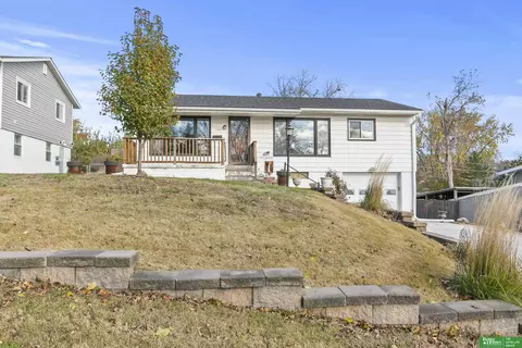 542 E 4th St, Papillion, NE 68046