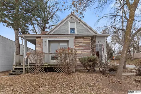 6573 Maple St, Omaha, NE 68104