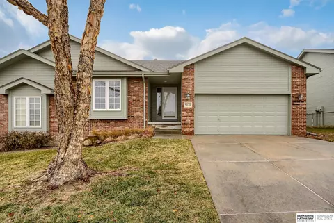 5126 Lakecrest Dr, Papillion, NE 68133