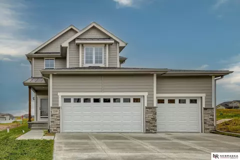 11327 Portage Cir, Papillion, NE 68046