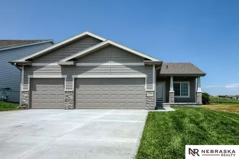 11106 Portage Dr, Papillion, NE 68046