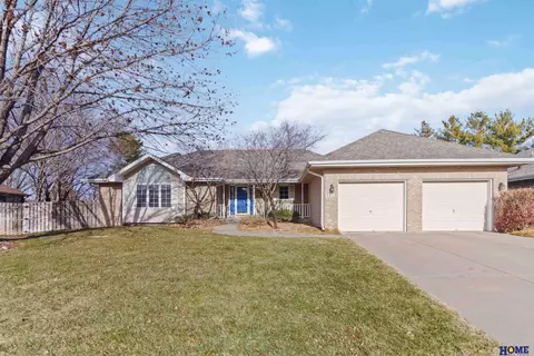 3912 Village Ct, Lincoln, NE 68516