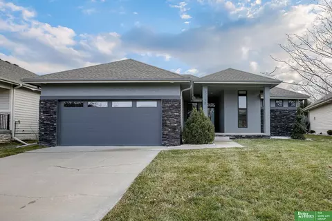 21135 Arbor Ct, Elkhorn, NE 68022