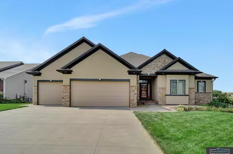 727 Linden Dr, Palmyra, NE 68418