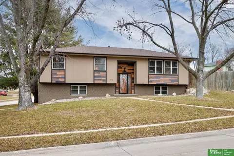 11646 Queens Dr, Omaha, NE 68164