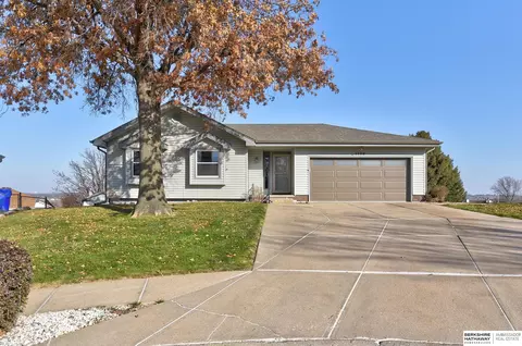 7729 Wildwood Ct, La Vista, NE 68128