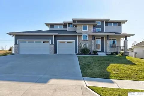 10505 Cove Hollow Dr, Papillion, NE 68046