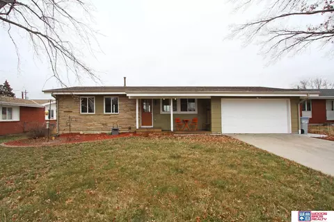 8320 Elizabeth Dr, Lincoln, NE 68505