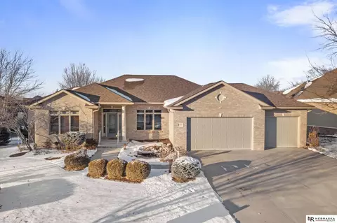 9345 Whispering Wind Rd, Lincoln, NE 68512