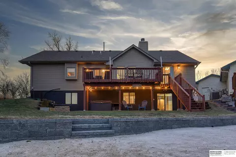 8614 Kauai Dr, Papillion, NE 68046