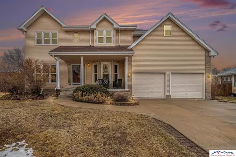 2112 Leigh Cir, Papillion, NE 68133
