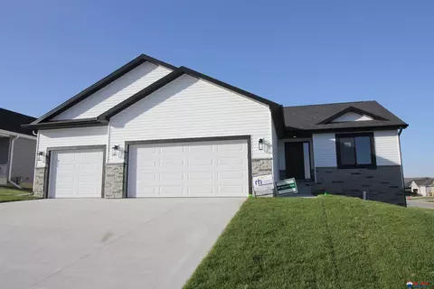 8840 Emma Dr, Lincoln, NE 68520