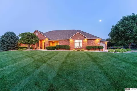 7717 N 209th Cir, Elkhorn, NE 68022