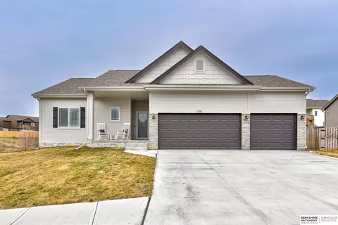 13526 S 54 St, Papillion, NE 68133