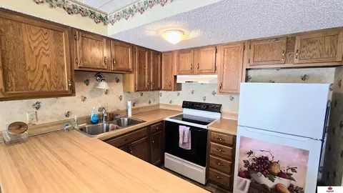 5801 Enterprise Dr #B8, Lincoln, NE 68521