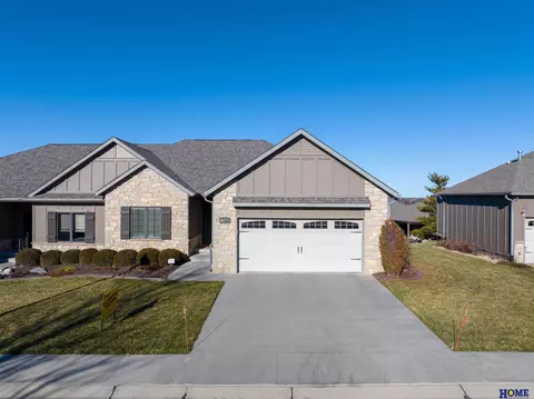 10060 Edgewater Ln, Lincoln, NE 68527