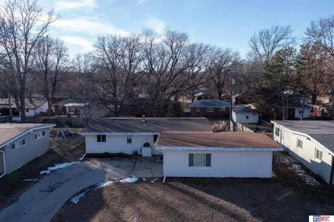701 Eastborough Ln, Lincoln, NE 68505